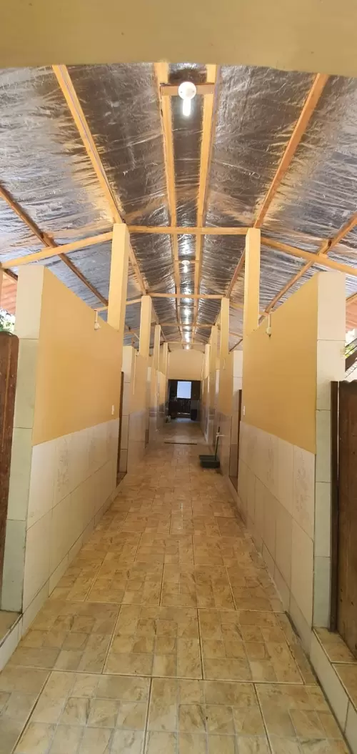  Estrutura composta por canis azulejados até em cima. Ventiladores Turbo em cada canil. Manta térmica. Instalações individuais, amplas e arejadas, som ambiente, monitoramento por câmeras em todos os canis e em volta da estrutura.