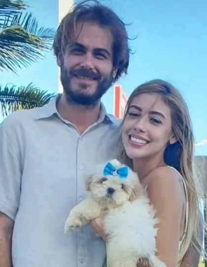 Família com filhote de Shih-tzu